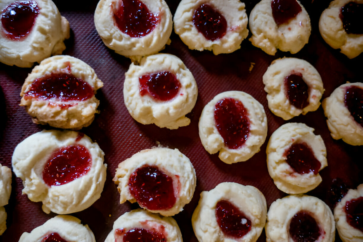 Cheesy Thumbprint Appetizers with Hot Pepper Jelly